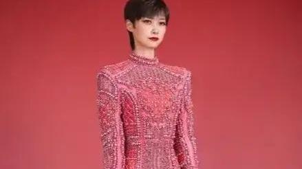 马凡舒|李宇春经历四次春晚，“春哥”终于变回“春姐”，大长腿不忍直视