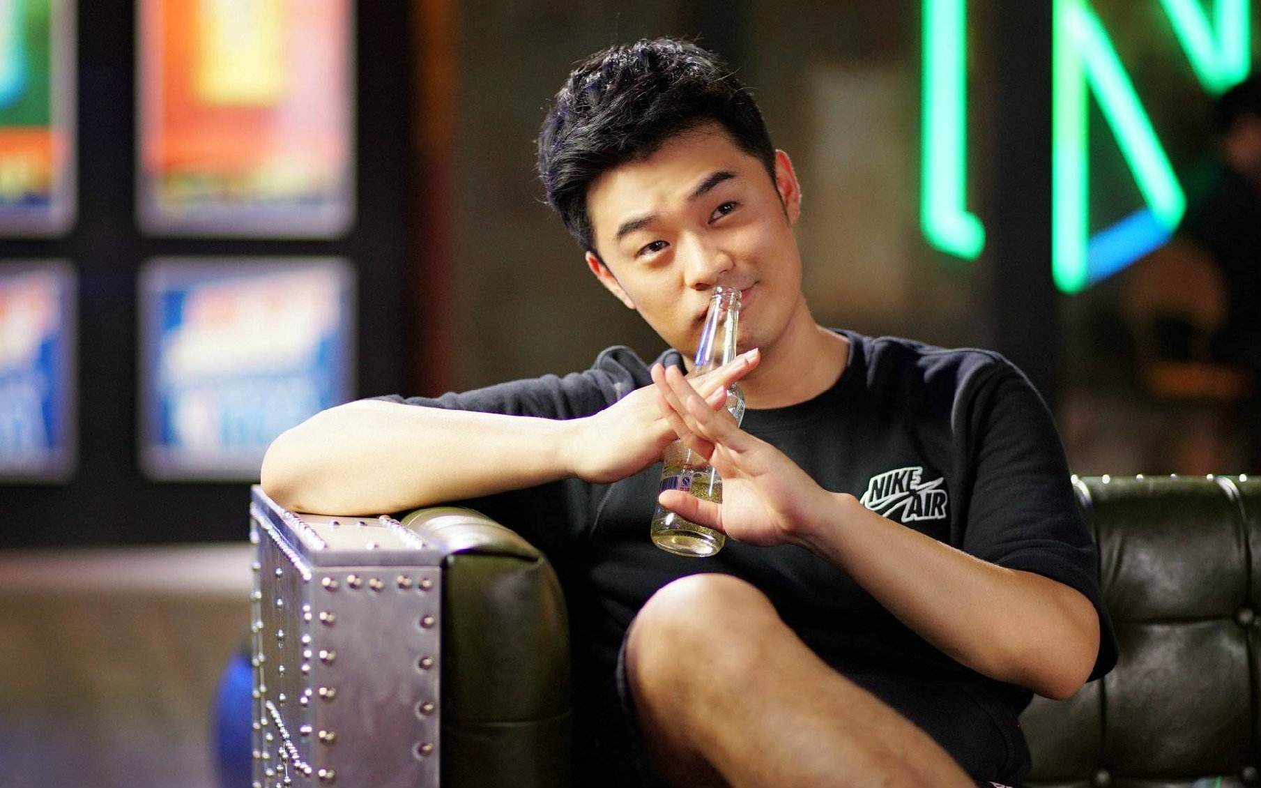 岳云鹏|岳云鹏收入有多高？无形炫富最为致命，豪掷千金为5个姐姐买房