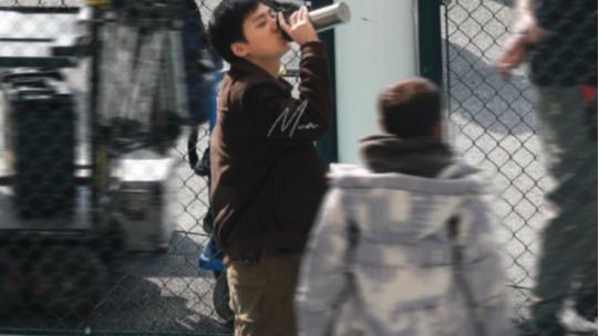 李易峰|李易峰自拍太随性，《操场》生图和精修差距大，粉丝：不一样的拽