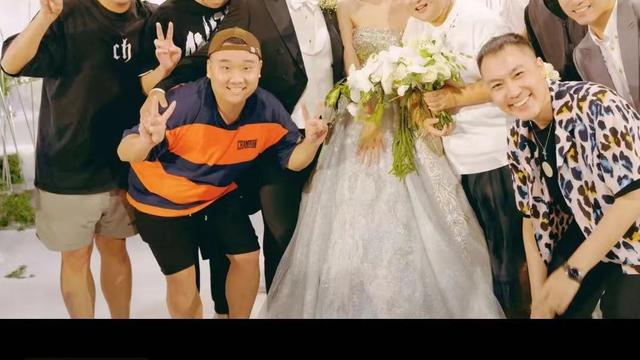 贾玲|31岁喜剧演员大婚众星祝贺！德云社演员也现身，老板贾玲热泪盈眶