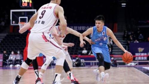 疯狂|CBA又一狠人！22岁小将贪攻不传球，主帅疯狂发飙，骂到公开道歉