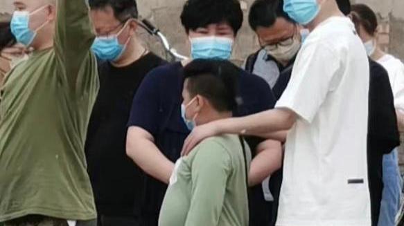 |郭德纲一家做核酸被偶遇！王惠大花裤子太吸睛，小儿子胖到不敢认