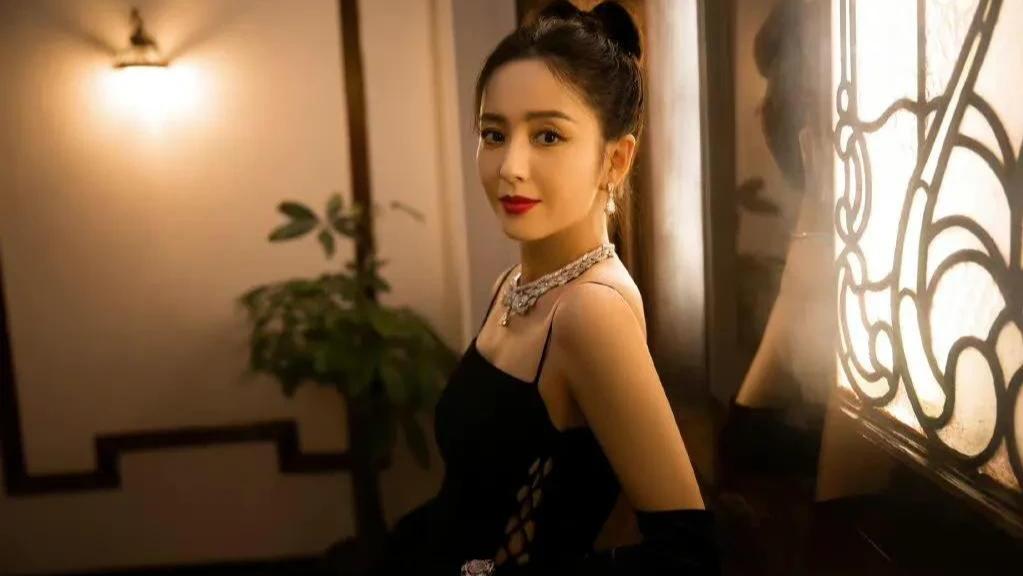 佟丽娅|离婚后的佟丽娅更有魅力！身穿黑色开衩连衣裙，尽显优雅女神气质。