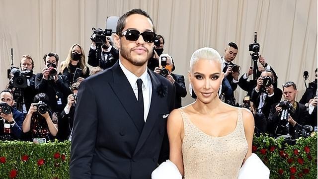 金·卡戴珊|金·卡戴珊陪女儿参加篮球赛，一头金发不苟言笑，身后保镖紧随