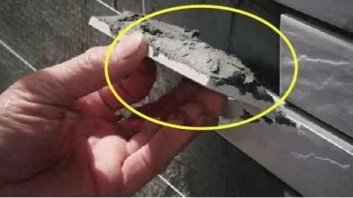 瓦工师傅贴瓷砖的一个小动作，一般师傅都不会做，立马加钱！