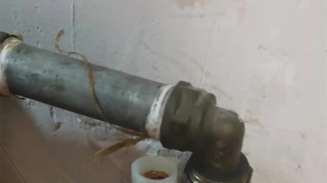 地暖管突然脱落，居民家中木地板全部被泡！谁之责？