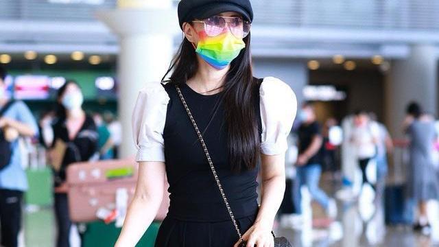 伊能静|伊能静儿子出道了！穿露肚脐装拍片韩范足，母子俩机场高调牵手