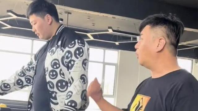 教练 小伟减肥见成效，教练向大衣哥汇报成果，网友：少爷欠缺的还很多
