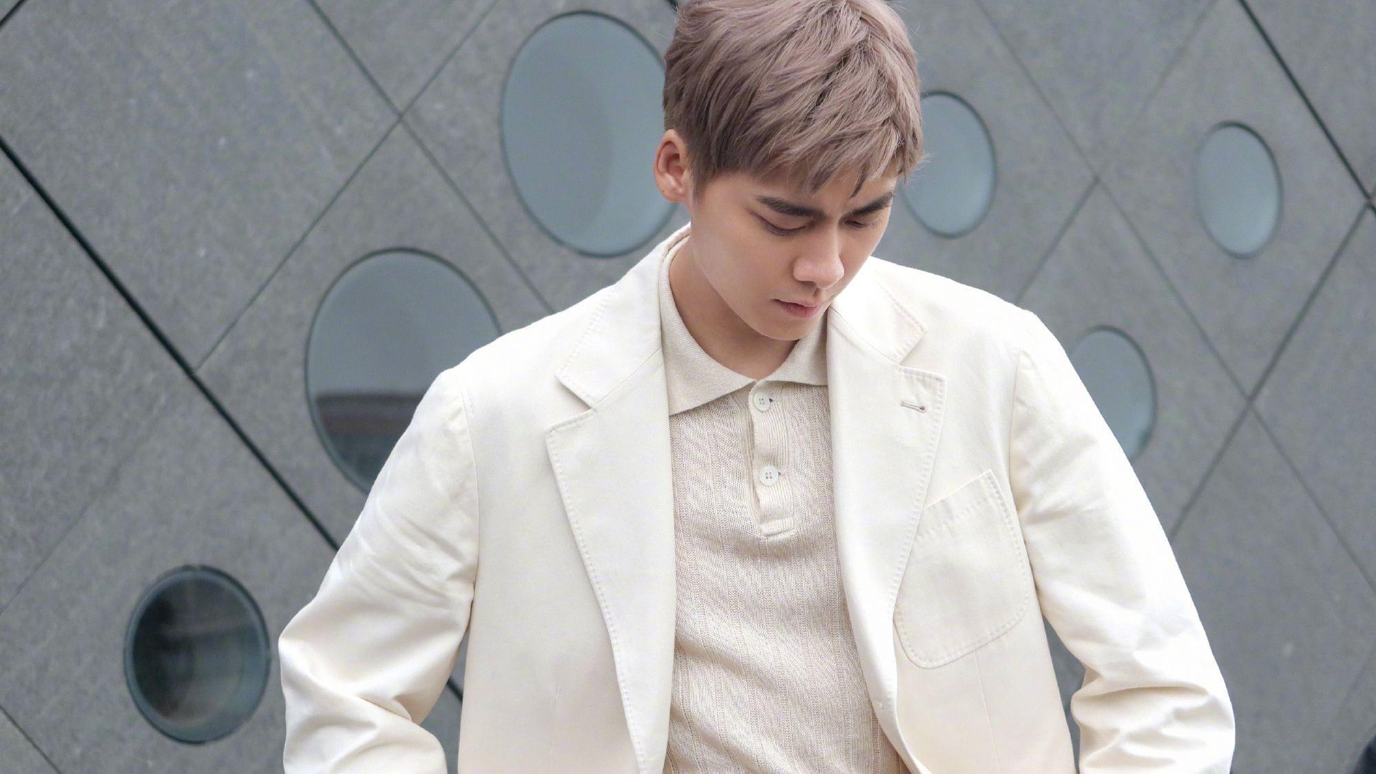 李易峰|又被李易峰帅到了，染新发色拍时尚写真，《暗夜行者》已成爆款剧