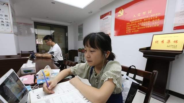 辽宁鞍山传来消息，全市中小学暂停线下教学，家长感到心累