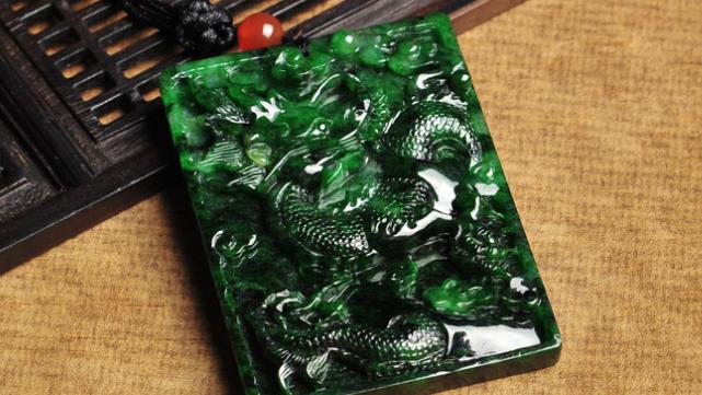 翡翠|藓加绿翡翠与干青种翡翠谁更值钱？区别是什么？又该如何分辨？