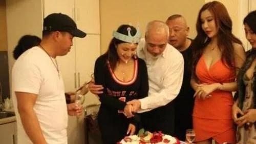 徐少强|演员徐少强：出轨张国荣女友，3婚娶小30岁娇妻，和孩子相差60岁