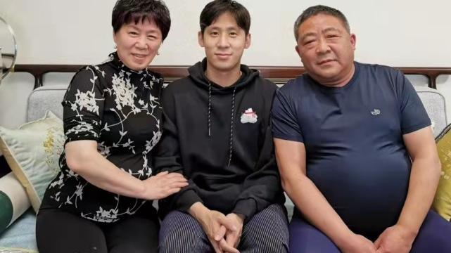 花滑|中国花滑奥运冠军晒一家三口照片，队友更是宣布婚讯+生子！