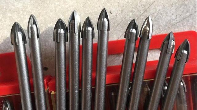 砖上怎么打孔？有哪些防止瓷砖开裂的技巧？用什么工具？