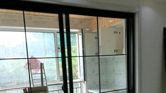 穷装的新房完工，就差家具了，朋友都劝我赶紧撕掉电视墙壁纸