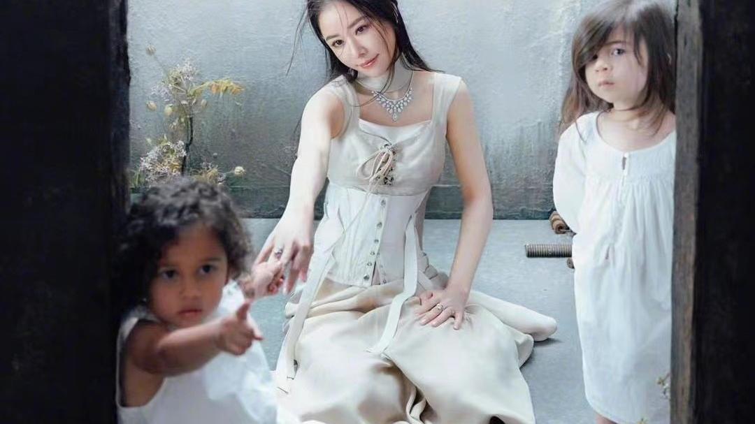 林心如|46岁林心如戴baby同款鸽子蛋钻戒拍大片！穿白裙颜值开挂，终于惊艳