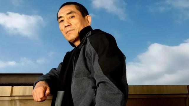 张艺谋|72岁张艺谋出差山西太原！易烊千玺、沈腾等随行，未带小31岁娇妻