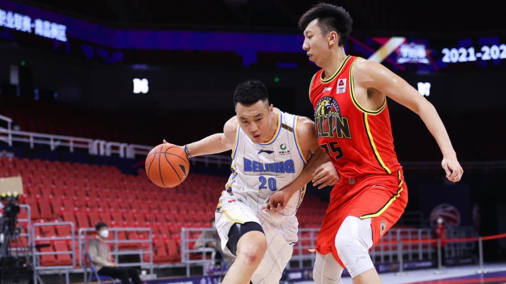 林书豪|北京主教练选择引发争议！林书豪无奈，CBA黑马爆大冷门