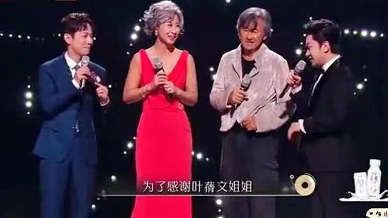 叶倩文|金曲天后叶倩文，满头银发配上一袭红裙，反其道而行之韵味犹存！