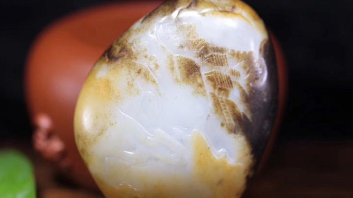 雕刻|大师雕刻的和田玉真会更好吗？名气和工艺哪个更重要？你会怎么选