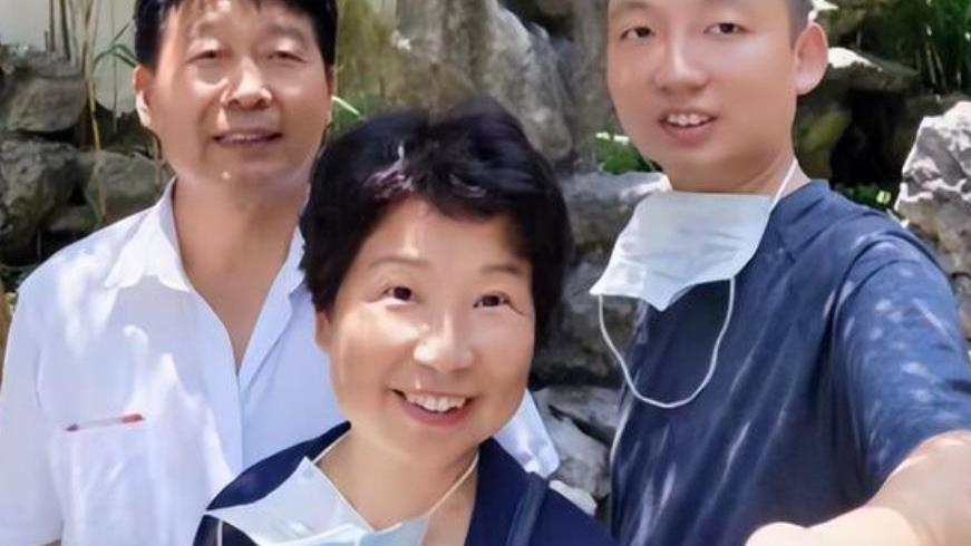 姚策|尴尬！熊磊母亲晒出姚策生前童年照片，喊话对方节日快乐遭嘲讽