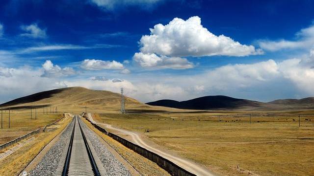 新疆维吾尔自治区|新疆这条铁路将开通，塔克拉玛干沙漠环形铁路，旅游体验好去处