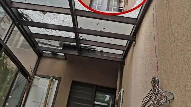 一楼业主违建也搭阳光房，不怕高空抛物？换成耐力板，起码用10年