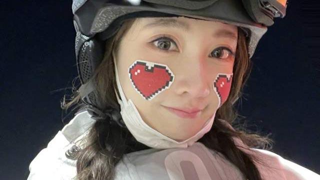 春晚|冯提莫春晚新造型曝光！大红吊带裙配珍珠，网友表示太有气质