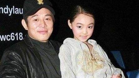 成龙|7岁就被刘德华抱着跳舞，8岁被成龙牵着走秀，她父亲身份更牛