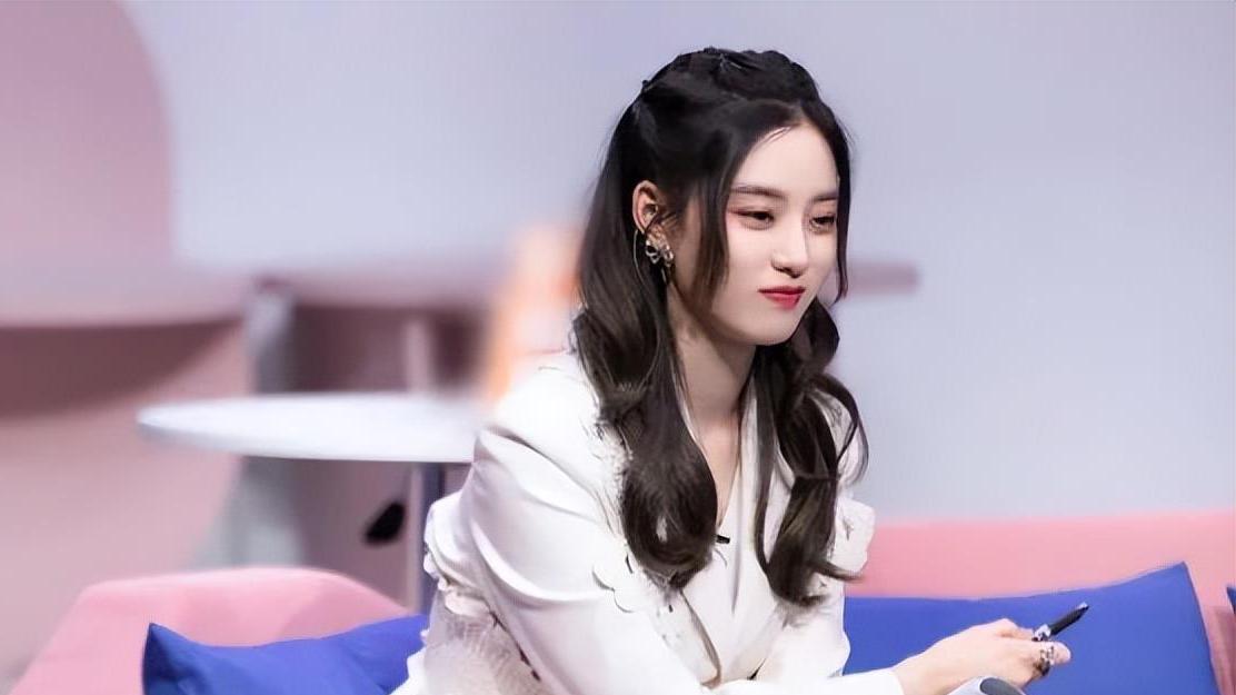 徐艺洋|徐艺洋一袭白衣笑颜如花！雪肤玉貌明眸善睐美若天仙