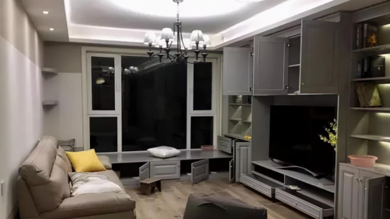 老公硬把餐厅设“半堵墙”，客厅加个假飘窗，聪明极了！