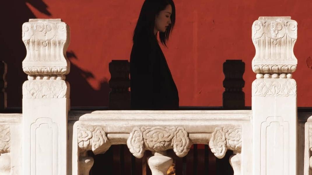 李沁|李沁晒秋日穿搭美照，黑色西服搭深咖色休闲裤，轻松打造时髦感