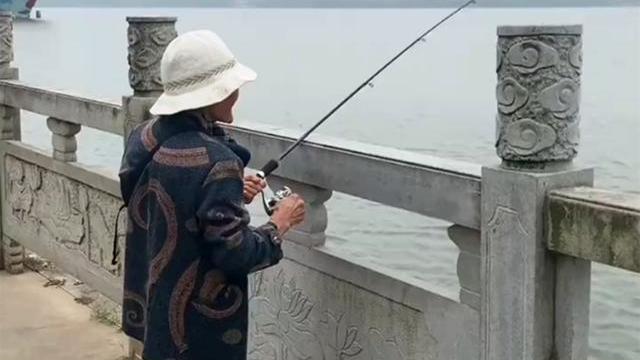 国语|70岁的老奶奶爱上了钓鱼，钓历已经有十多年，最怕就是钓到大鱼