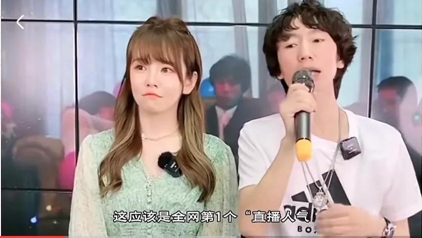 庞麦郎|庞麦郎助理因憋笑走红，萌萌的也太可爱了