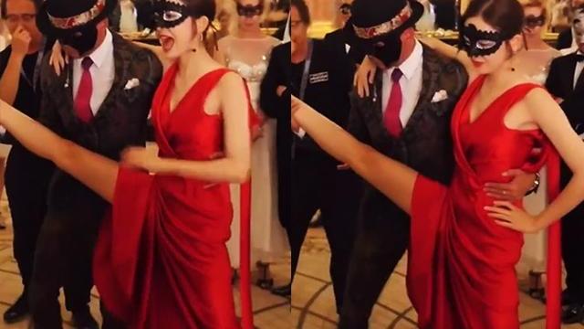 古力娜扎|古力娜扎拍戏旧照被翻出，穿低领长裙身姿曼妙，表情丰富略显可爱