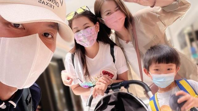 张颖康|TVB艺人张颖康夫妇带子女逛街 遇上剧中CP刘佩玥一起开心合影