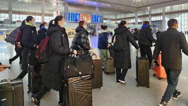 江苏女排|江苏女排现身高铁站！7人组队前往训练营，吴晗万梓玥恐是陪跑者