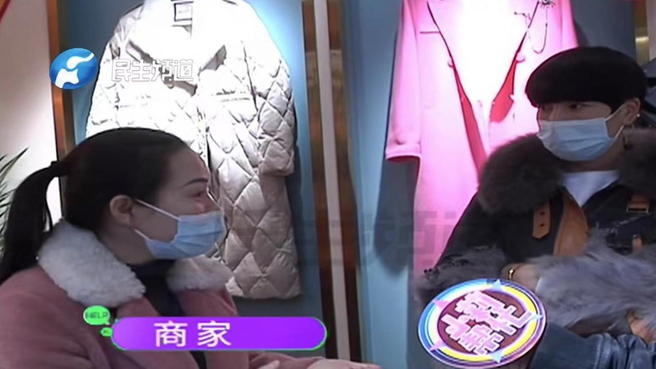 贾女士买了一件羽绒服，花600块钱还感觉价格挺合适。可是穿上时发现吊牌价格写着499。这让她心里很不是滋味。