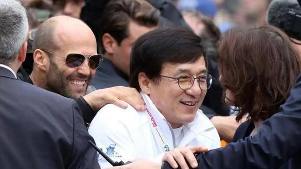 成龙|成龙大哥片场庆生，巴掌大蛋糕显寒酸，网友：场面不敌18线小演员