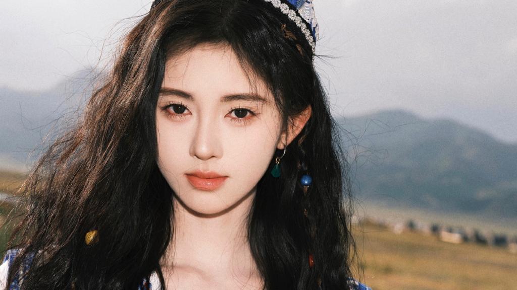 |鞠婧祎民族风针织碎花白裙，彩色编发，灵动俏丽