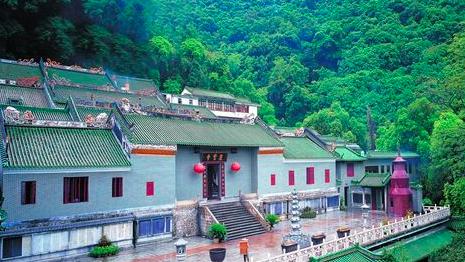 |肇庆庆云寺，庆云寺建立于天然的山谷之中，这里溪水环绕