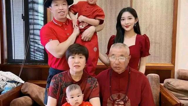 董璇|德云社烧饼：老婆固然漂亮，奈何自己基因强大，俩孩子像复制粘贴