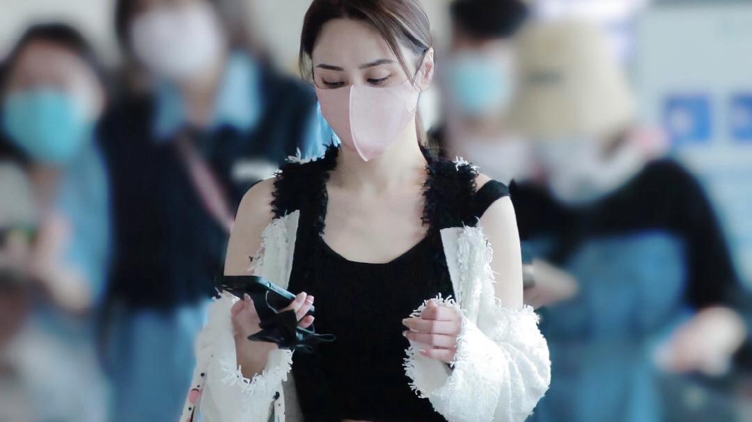 阿娇|三十五加女明星各自精彩，张嘉倪嫁入豪门用力扮嫩，阿娇重回颜巅