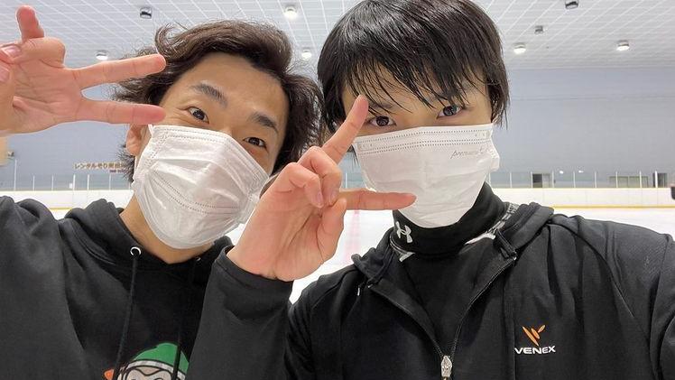 羽生结弦|时隔93天羽生结弦出现了！还是这个标志性的手势！怎么又变年轻了