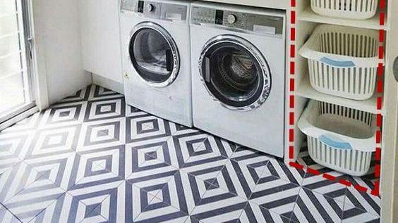 卫生间别再打柜子了，木板拼一拼嵌入6个网篮，一拉一推轻松收纳