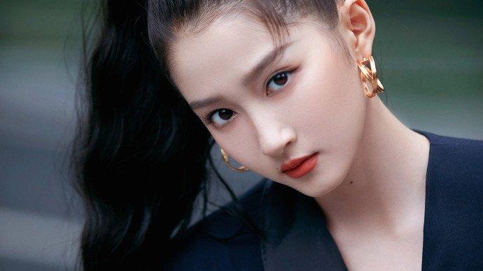 关晓彤|关晓彤西装马尾细高跟，尽显干练成熟美。