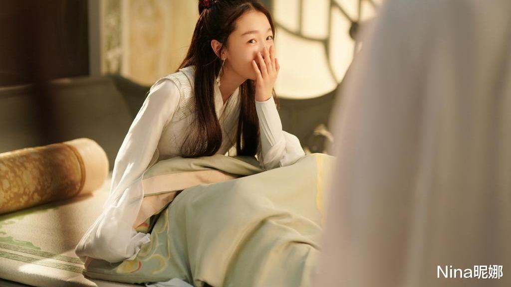 周冬雨|真替周冬雨捏把汗，瘦成麻杆穿礼服“一马平川”，戴10cm耳环超霸气