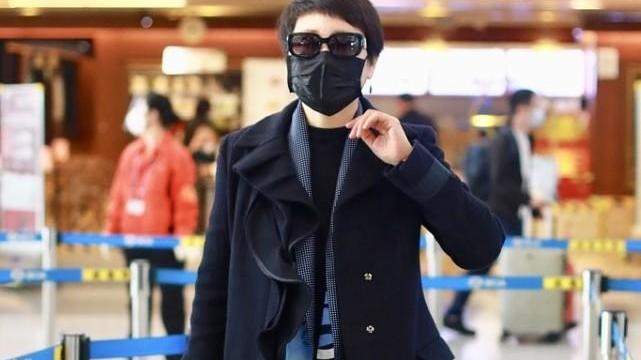 大衣 张凯丽打扮成气质女人，垫肩大衣配格纹围巾，短发清爽挺有精神