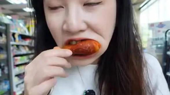 虫虫|网红主播吃相埋汰，油手摸头、口水拉丝遭质疑，网友：恶心吐了