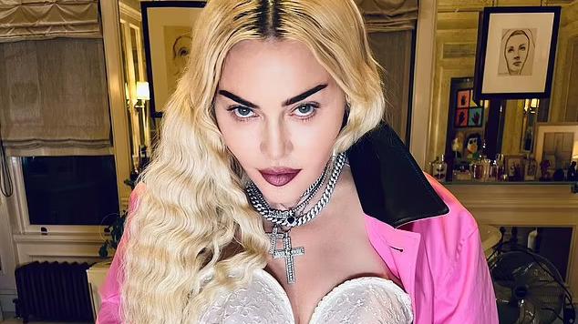 麦当娜|63岁麦当娜跪地敞开衬衫自拍，恶女妆邪魅咬肌凹陷，滤镜决定颜值